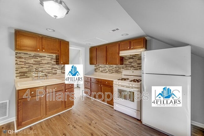 Building Photo - 162 W Commercial Ave Unit 2 Upstairs