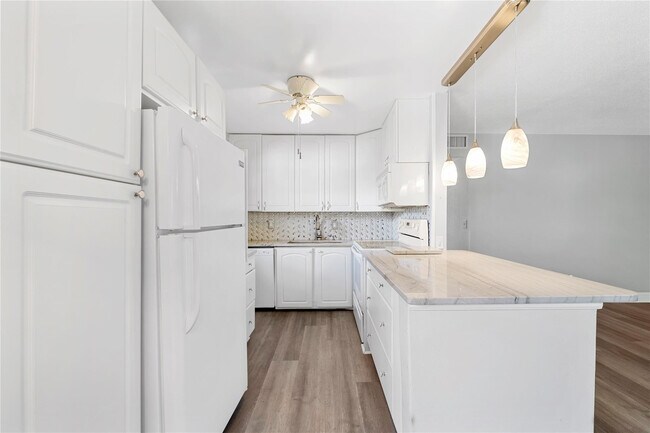 Photo - 220 Seville Dr Unidad 220