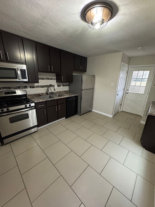 Photo - Beautiful 3 Bed 1 Bath For Rent!