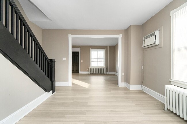 Building Photo - 458 Main St Unit 458 Main House