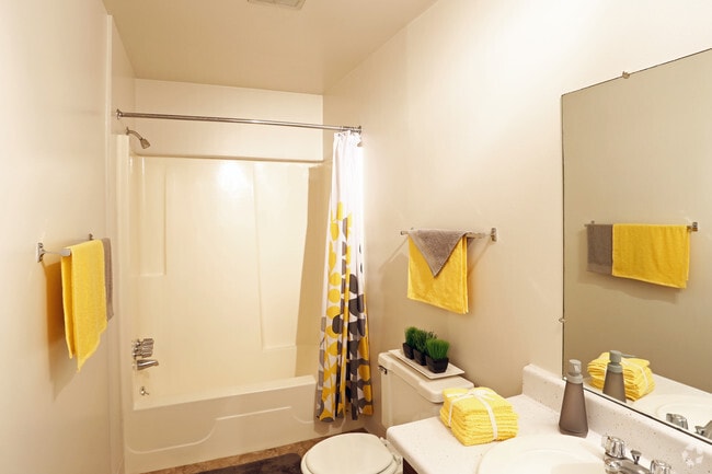 Dos habitaciones - Baño - Bristol Hills Apartments