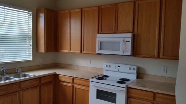 Photo - This beautiful and well-kept townhouse features 3 Bedrooms and 3 Bathrooms located at Trafalgar V...