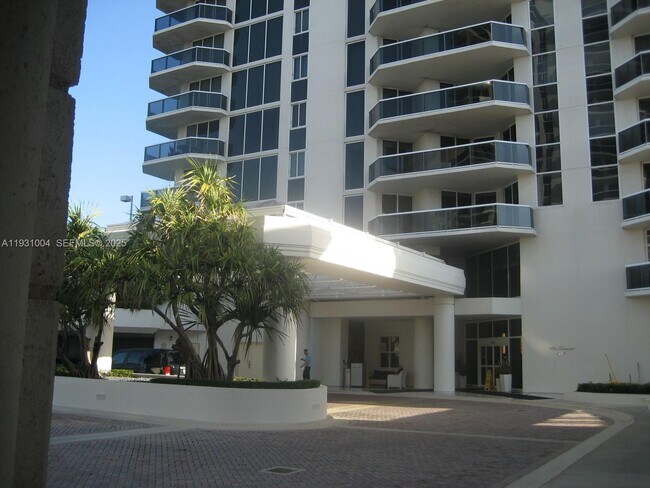 Building Photo - 4779 Collins Ave Unit 806