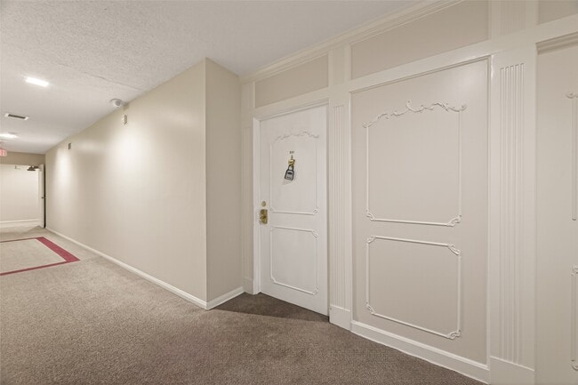 Photo - 2600 Bellefontaine Unit B 24