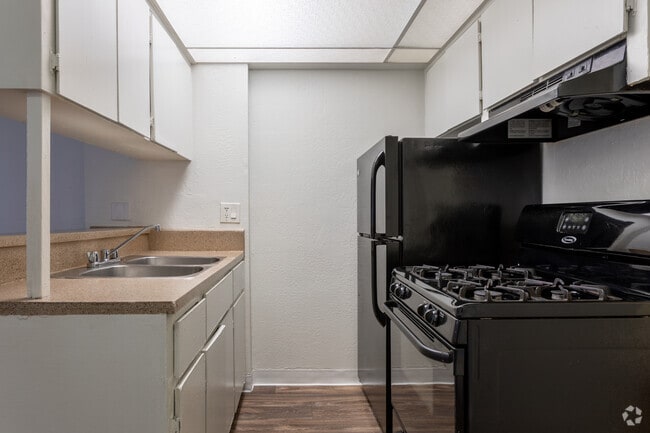 Studio, 1BA - 388 SF