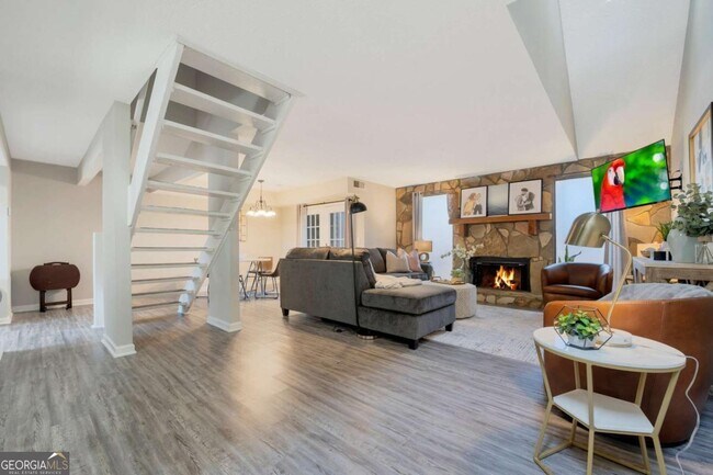 Photo - 280 Pam Ln SW