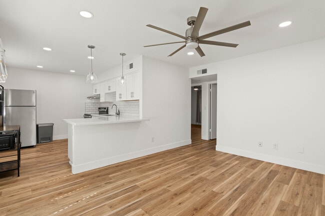 Building Photo - 2025 N Richland St Unit A