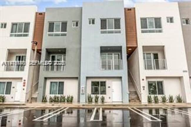 Photo - 2561 NE 193rd St