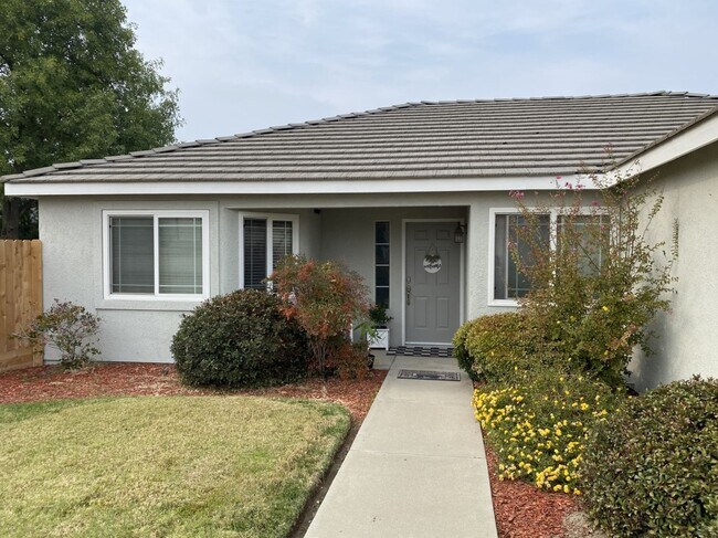 Building Photo - 3 Bedroom 2 Bath