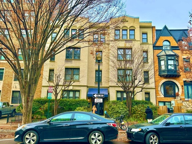 Building Photo - Dashing Dupont Circle 1 Bedroom Apt with skylight and building roof deck. Unit 404