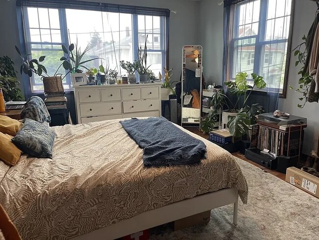 Bedroom 1 - 133 Bowdoin St Unit Sunny Apartment Near Tufts with Parking