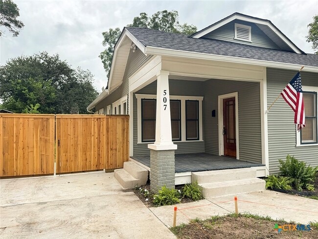 Building Photo - 507 W Brazos St Rental