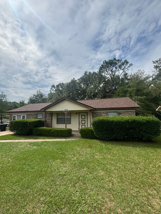 Spacious 3 Bedroom/2 Bath House! Great Location!