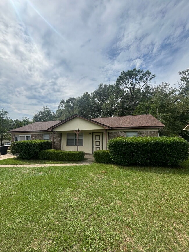 Photo - Spacious 3 Bedroom/2 Bath House! Great Location!