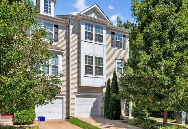 Pet Friendly 3 level End Unit Town Home wi... - Pet Friendly 3 level End Unit Town Home wi...
