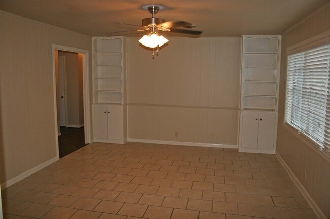 Building Photo - Lovely 3 Bdrm 2 Bath Home in Denton Texas w Large Shaded Yard