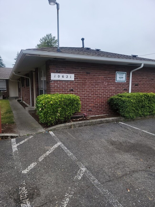 Building Photo - Convenient Lakewood Location. 1 bedroom $1395.00 includes most utilities Unit 5