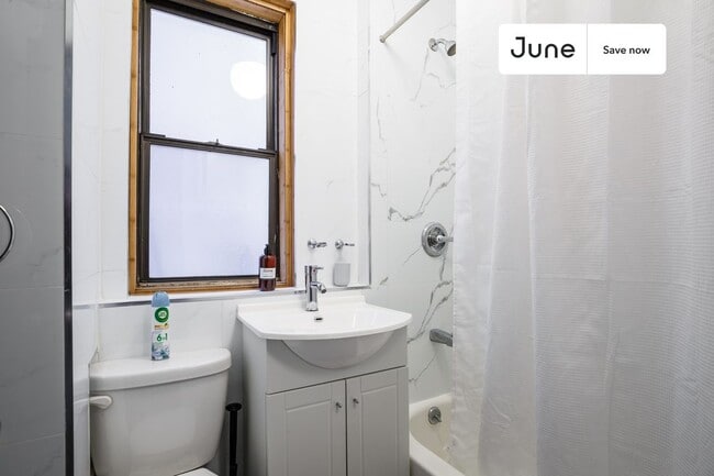 Photo - 439 W 48th St