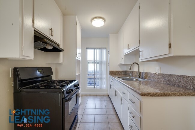Building Photo - 11623 Sylvan St Unit 16D Rental