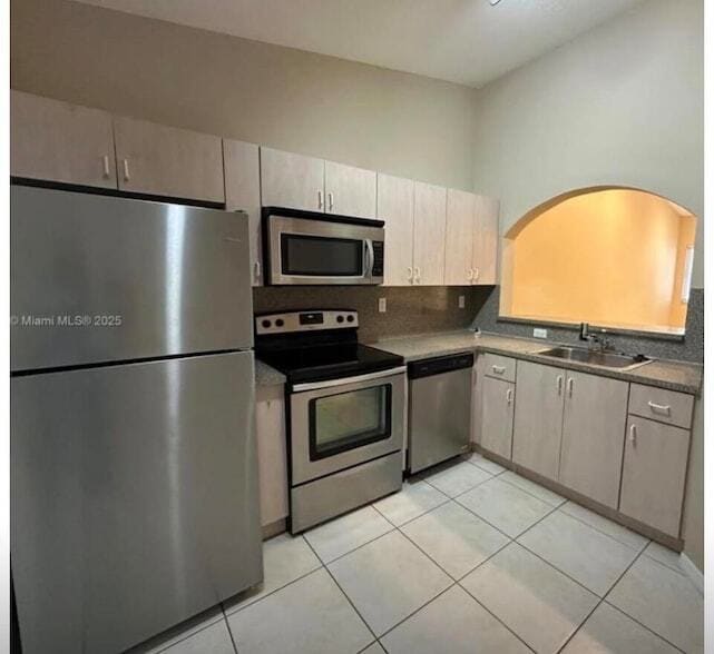 Building Photo - 1250 SE 26th St Unit 204