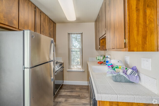 1 habitación, 1 baño - 560 pies cuadrados con gabinetes marrones - Cocina - Hazel Wood Apartments