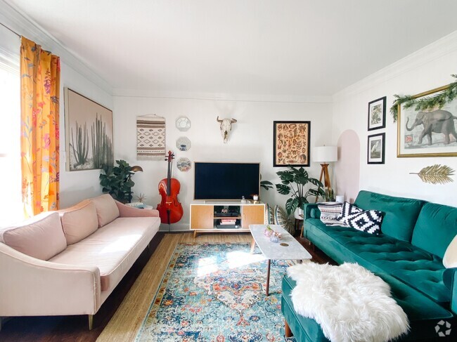 Light-filled Living Area - Walkers Chase Rental