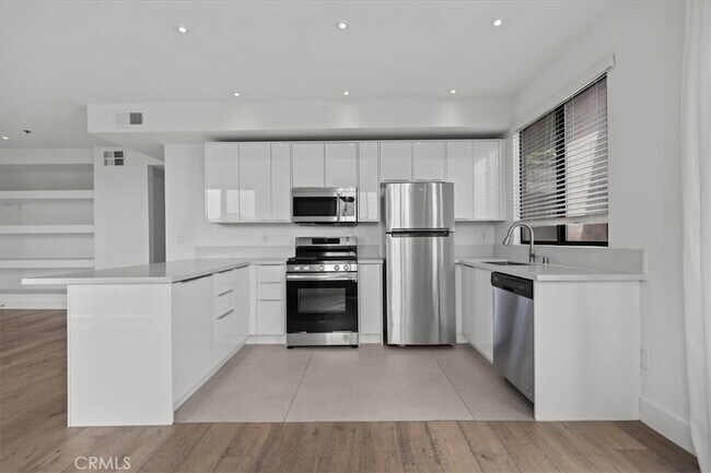 Photo - 8811 Burton Way Unidad 318 Rental