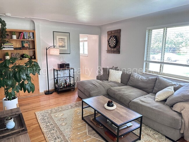 Photo - 2047 Meade St