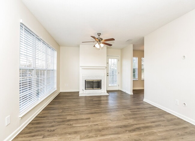 Photo - 838 Carmen Way