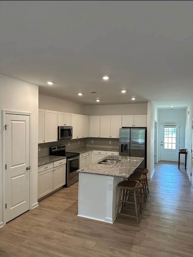 Photo - 930 Millstream Dr