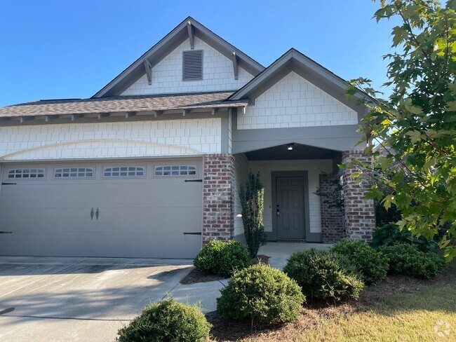 Building Photo - 3 Bedroom Home With Spacious Garage