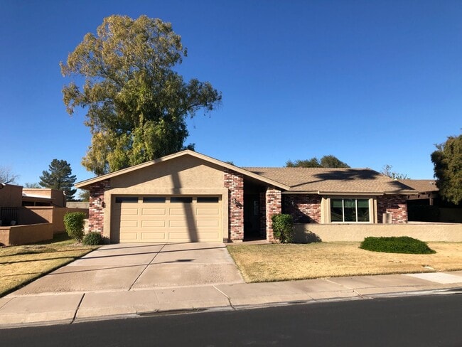 Building Photo - Welcome to this charming 2-bedroom, 2-bathroom house located in Leisure World a 45+ Active Adult ...