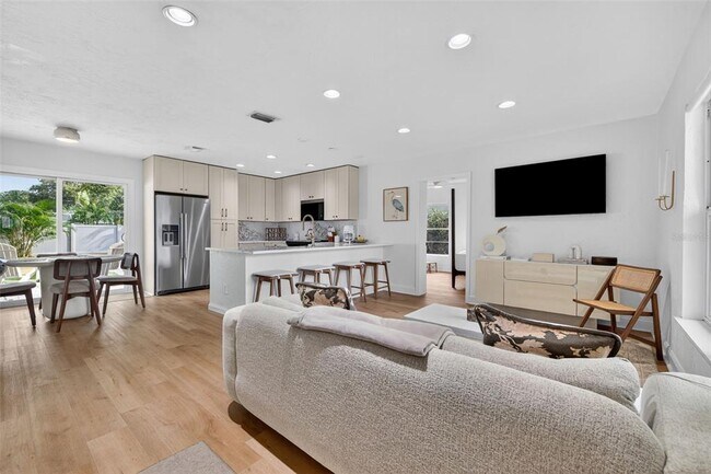 Photo - 637 41st Ave NE