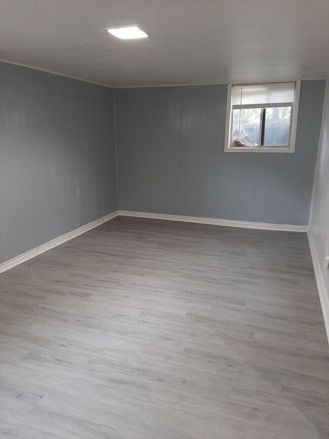 Building Photo - (2006 7th Avenue)