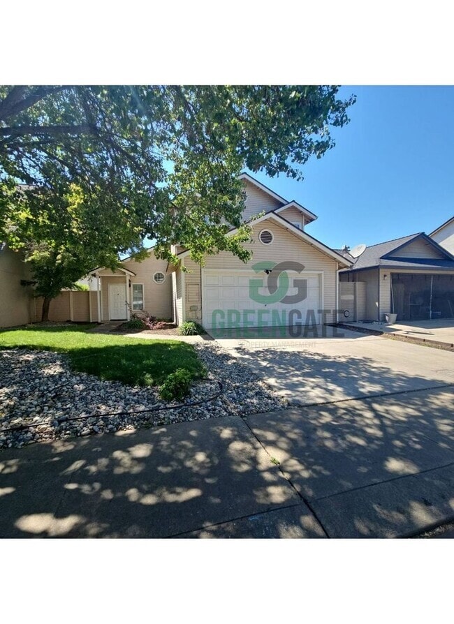 Building Photo - Beautiful 3 BEDROOM 2.5 BATH HOME IN MODES...