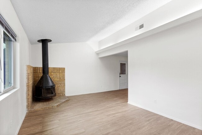 Building Photo - 1114/1116 Hazelton Unit 1114 Hazelton