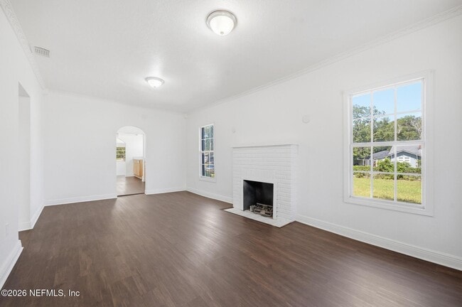 Photo - 557 E 60th St