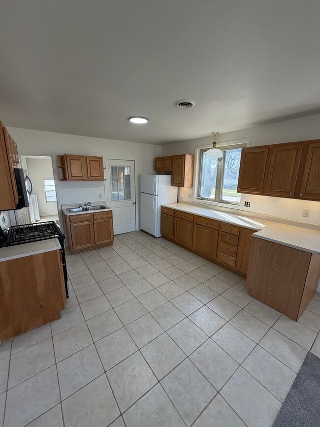 Building Photo - 2-Bedroom 1-Bathroom Single Family Home