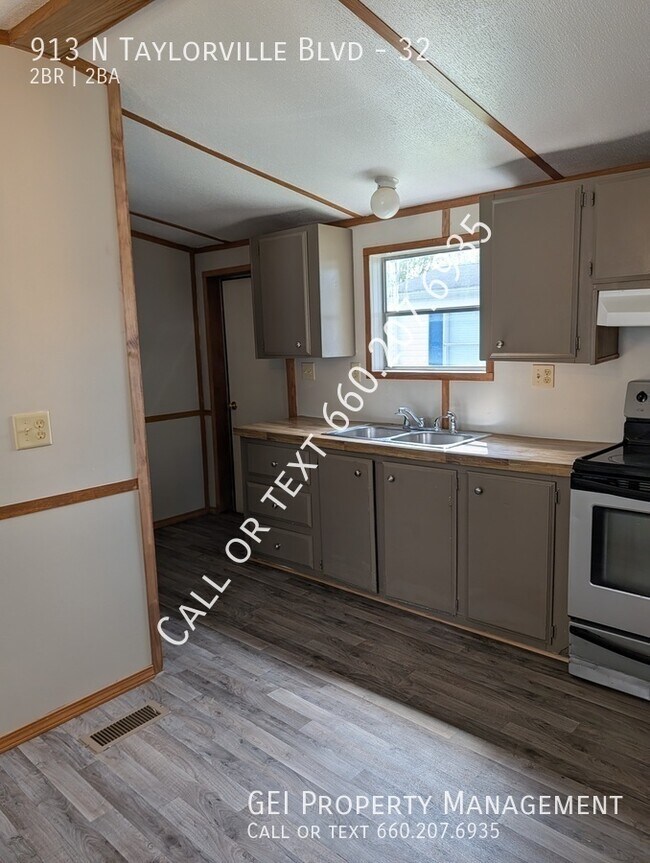 Photo - 913 N Taylorville Blvd