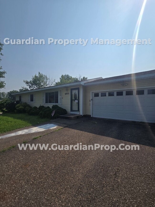 Building Photo - Available now! Spacious Brooklyn Center Home
