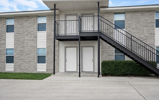 Building Photo - 1705 Benttree Dr Unit B
