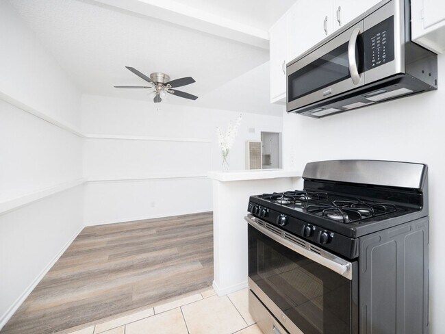 Photo - 7245-51 Willoughby Ave