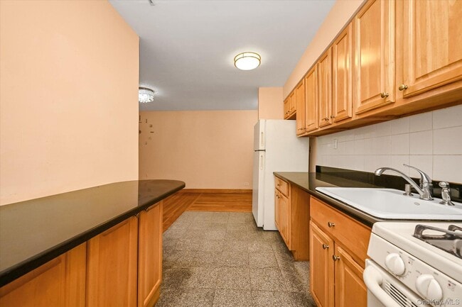 Photo - 140-18 Burden Crescent Unidad 411