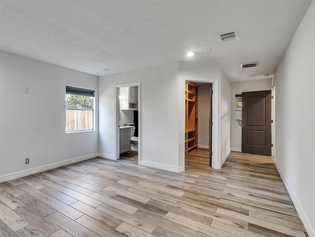 Photo - 667 Edgebrook Dr