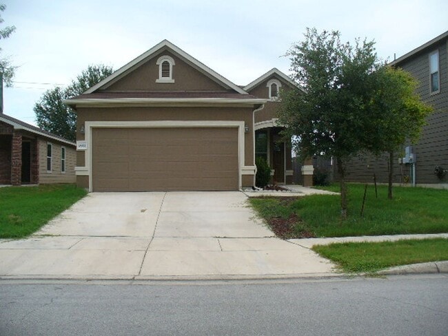 Building Photo - 4 Bedroom home ready for move-in