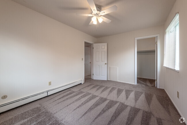 2BR, 1BA - 825SF