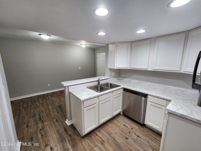 Photo - 7605 Melissa Ct W