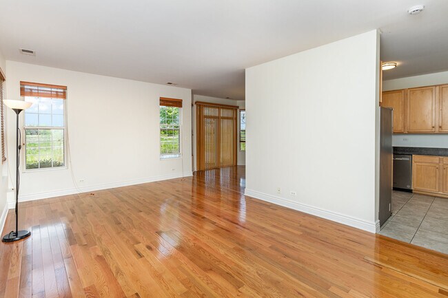 Photo - 593 Springbrook Trail N