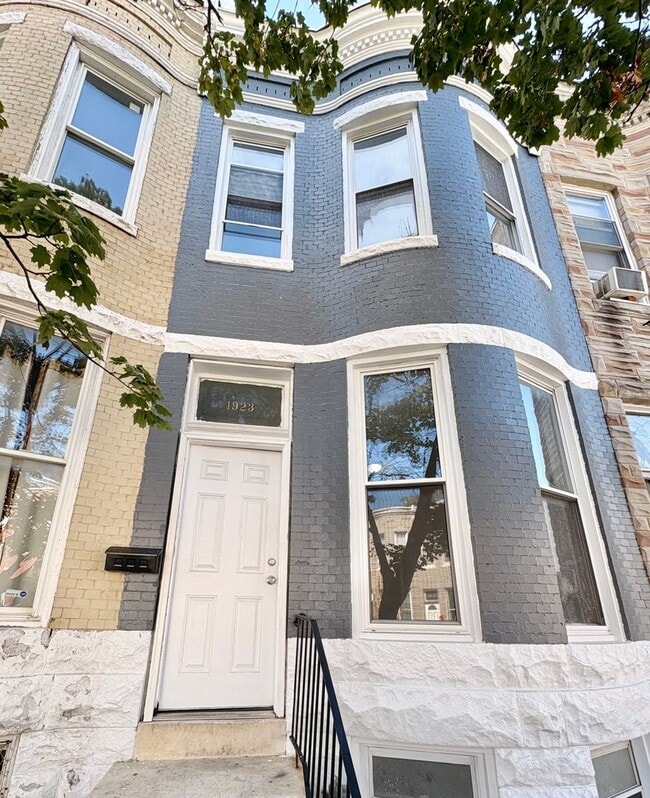 Building Photo - Charming 3-Bedroom Townhome with Classic C...