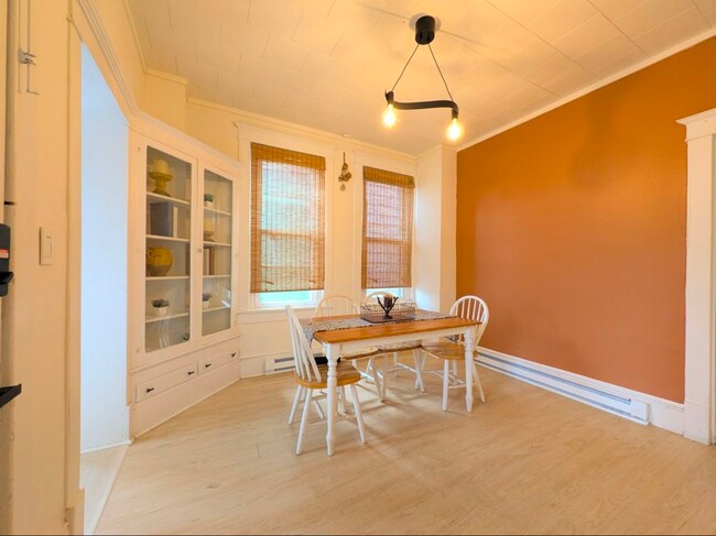 Photo - 33 W Centre St Unidad One bedroom with an office